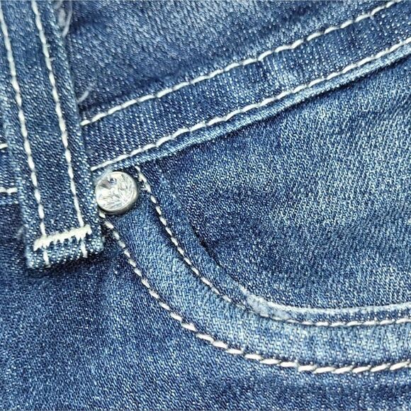 🔥Maurices Vigoss Rhinestone studded dark distressed jeans capri pants - Picture 6 of 11